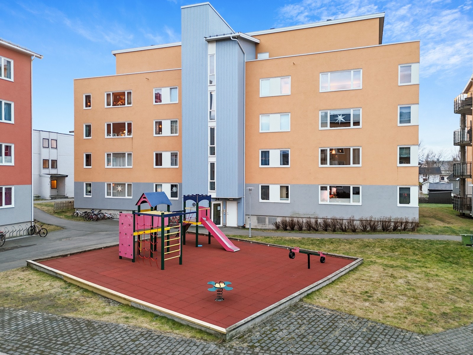 Felles lekeområde med moderne lekeapparater gir et trygt sted for barn å leke. Galleribilde