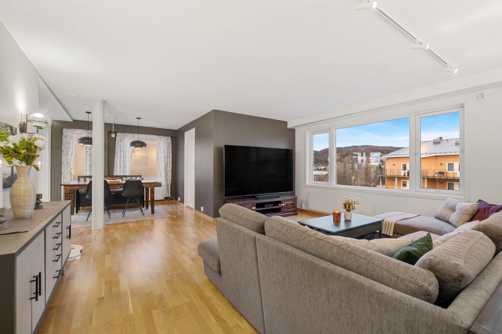 Stuen er romslig med plass til sofagruppe og stort spisebord. Galleribilde