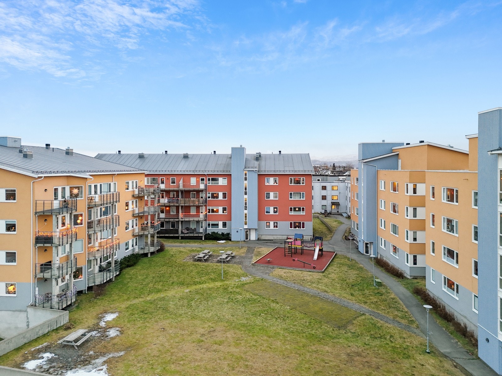 Fellesområder med plen og lekeplass skaper en hyggelig atmosfære for beboerne. Galleribilde