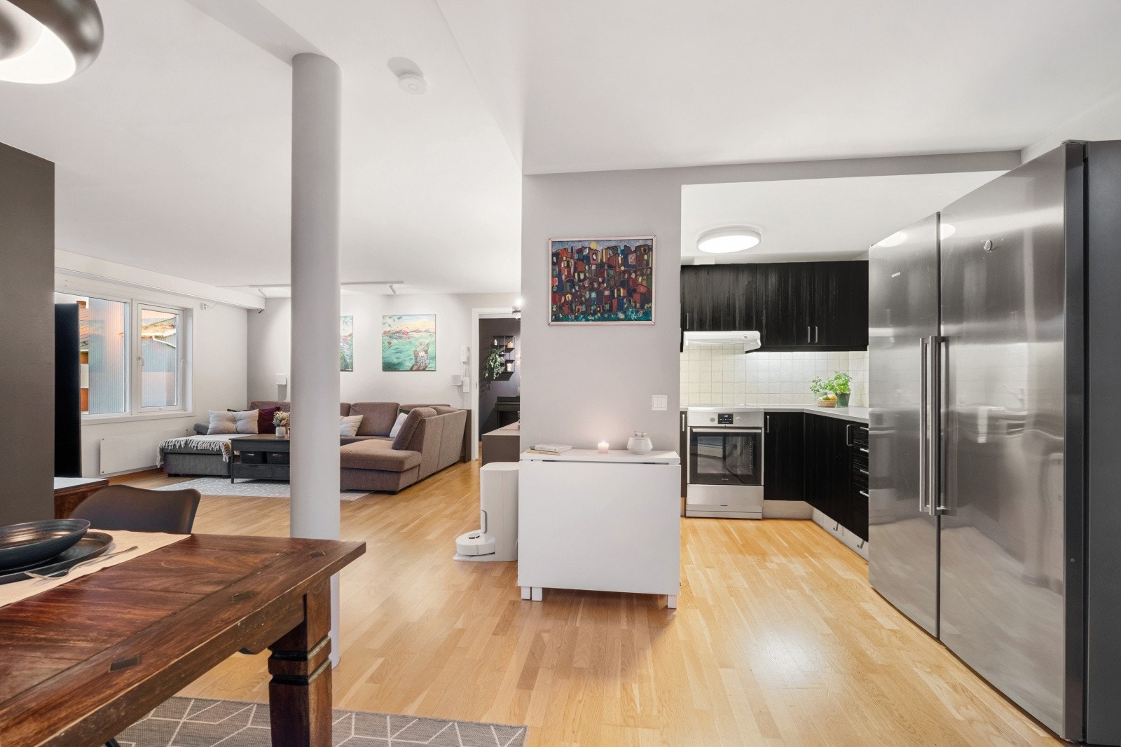 Kjøkkenet er i delvis åpen løsning med stuen og sørger for fin sammenheng i rommet. Galleribilde