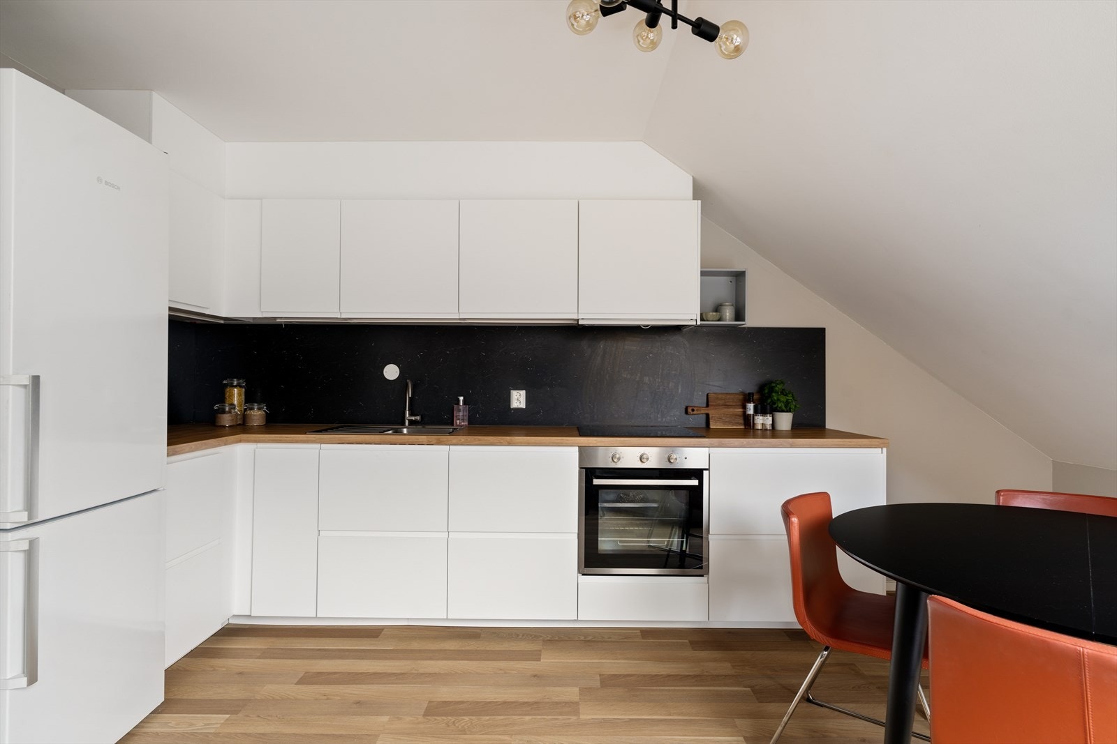 Hjørnekjøkkenet har godt med skap- og arbeidsplass. Innredningen har fått TG1 fra takstmann. Galleribilde