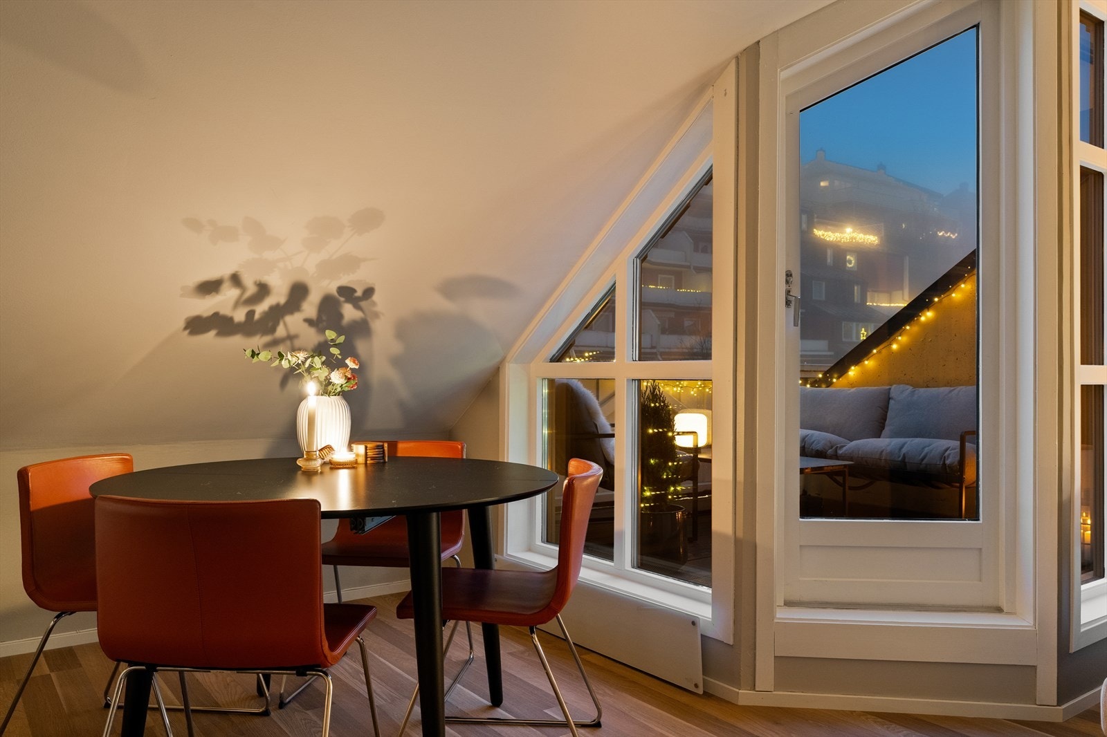 Leilighetens gulvareal er på ca. 70m², så planløsningen oppleves større enn den er på papiret. Galleribilde