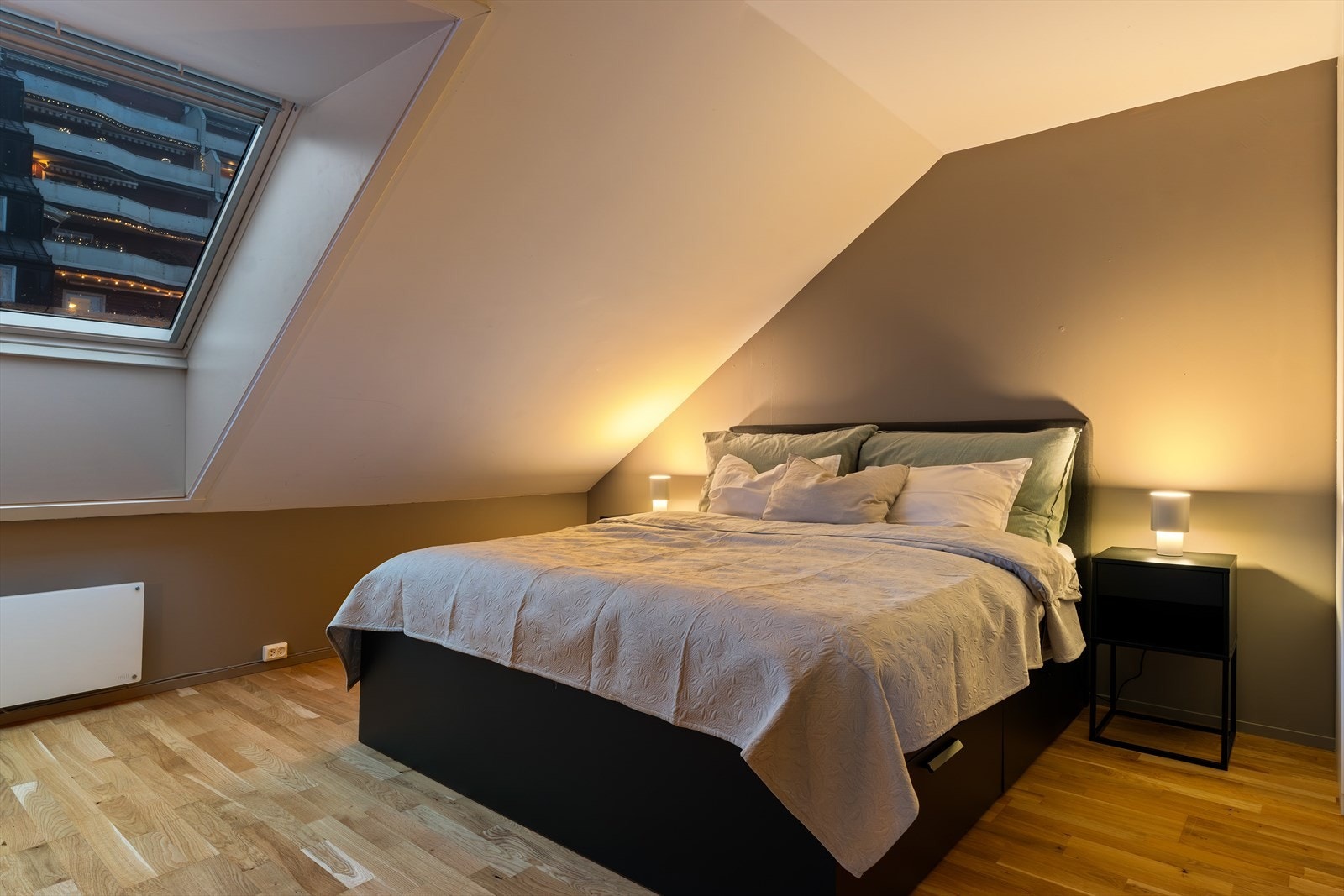 Det er nylig utført overflatebehandling av leiligheten, herunder nevnes maling av vegger/tak, nye listverk, oppussing av gang m.m. Galleribilde