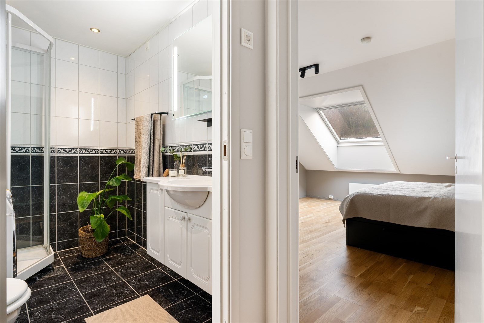 Badet ligger praktisk plassert like ved leilighetens soverom. Galleribilde