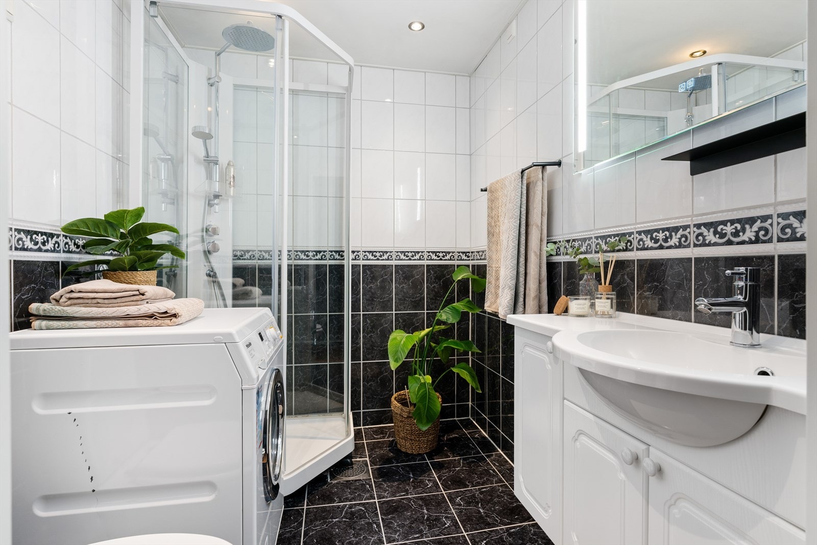 Badet er romslig og godt utstyrt med bl.a. dusjkabinett og opplegg til vaskemaskin. Speilarmatur med belysning er byttet nylig. Galleribilde