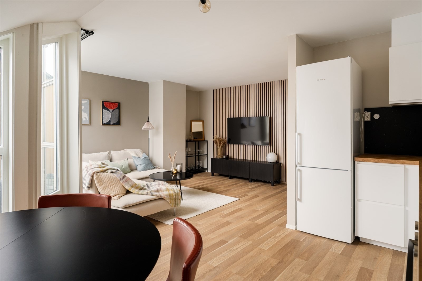 I borettslaget har man det meste inkl. i de månedlige felleskostnadene, herunder kommunale avgifter, kabel-tv/internett, vedlikeholdsfond og renhold av fellesarealer. Galleribilde