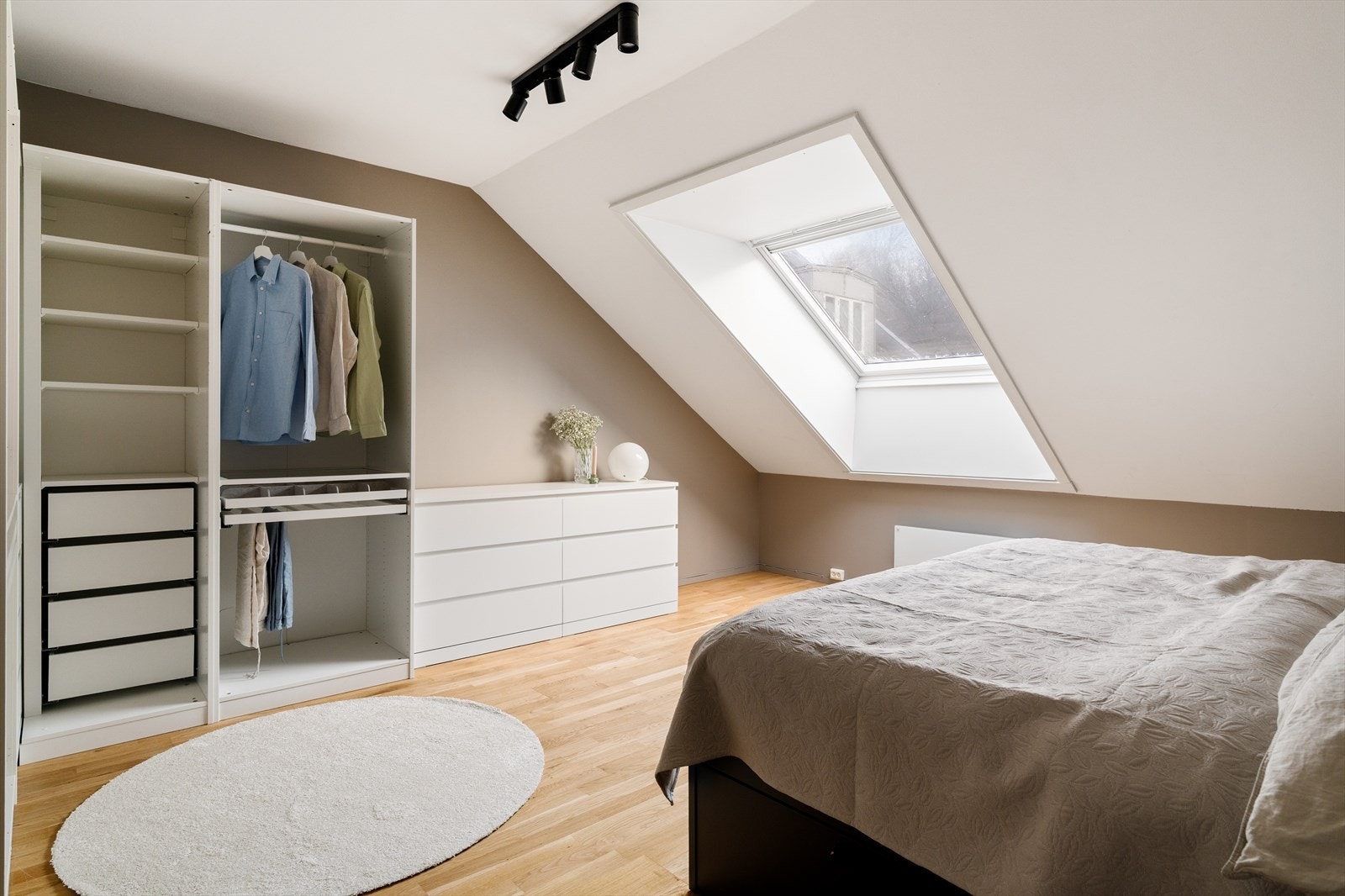 Soverommet er på hele 18,5m², så her er det et hav av innredningsmuligheter og plass til stor dobbeltseng. Galleribilde