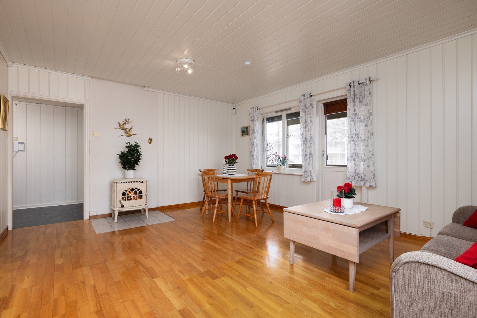 Romslig stue med plass til sofagruppe og spisebord. Galleribilde