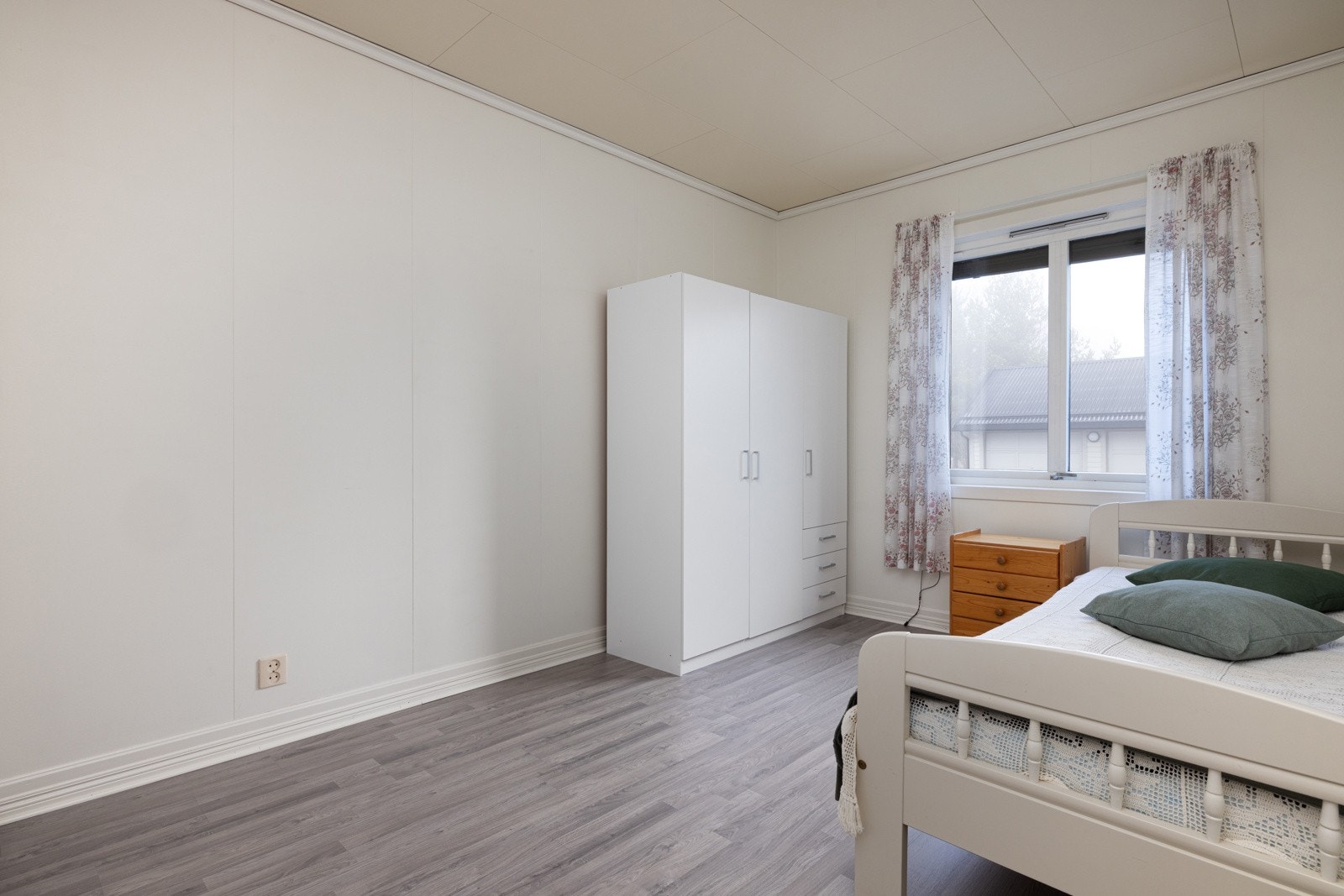 Soverommet har 2 skaprekker, her er det rikelig med plass til klesoppbevaring. Galleribilde