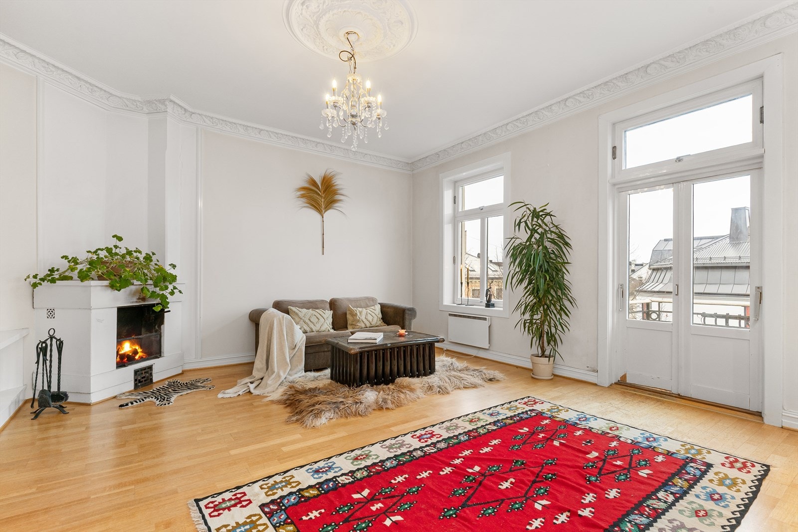 Stue - Peis og utgang til balkong Galleribilde