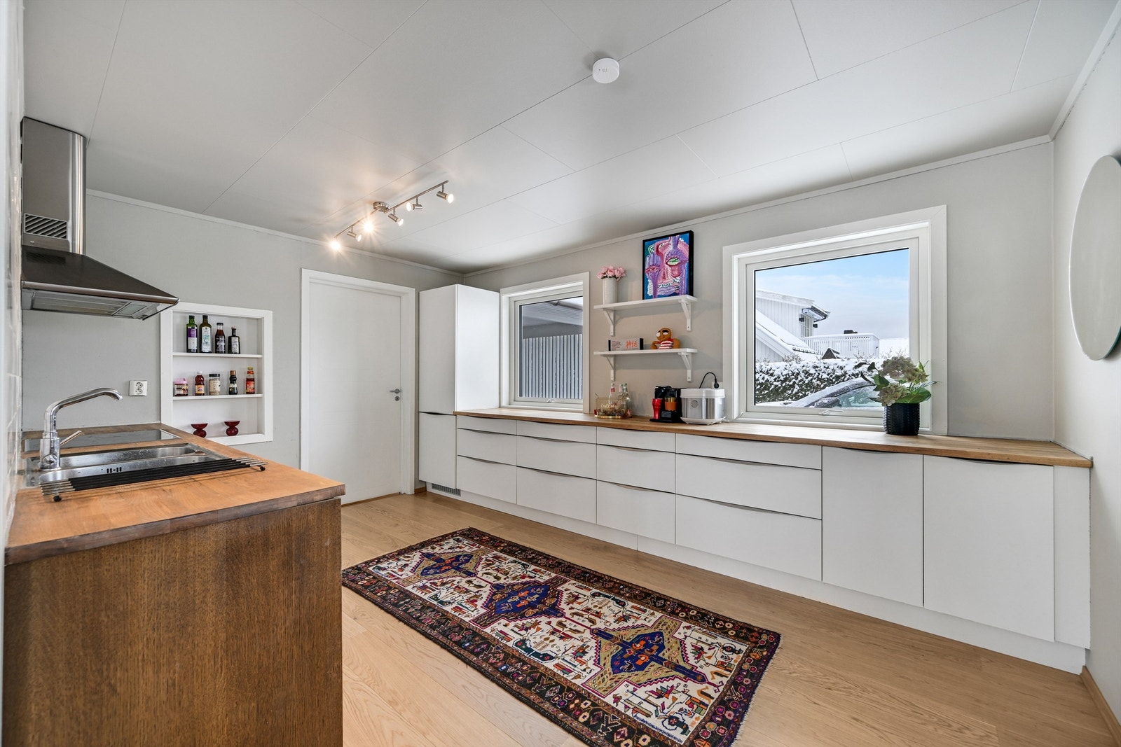 Romslig og nylig modernisert kjøkken med hvitevarer. Kjøkkenet er tilknyttet kjølerom Galleribilde