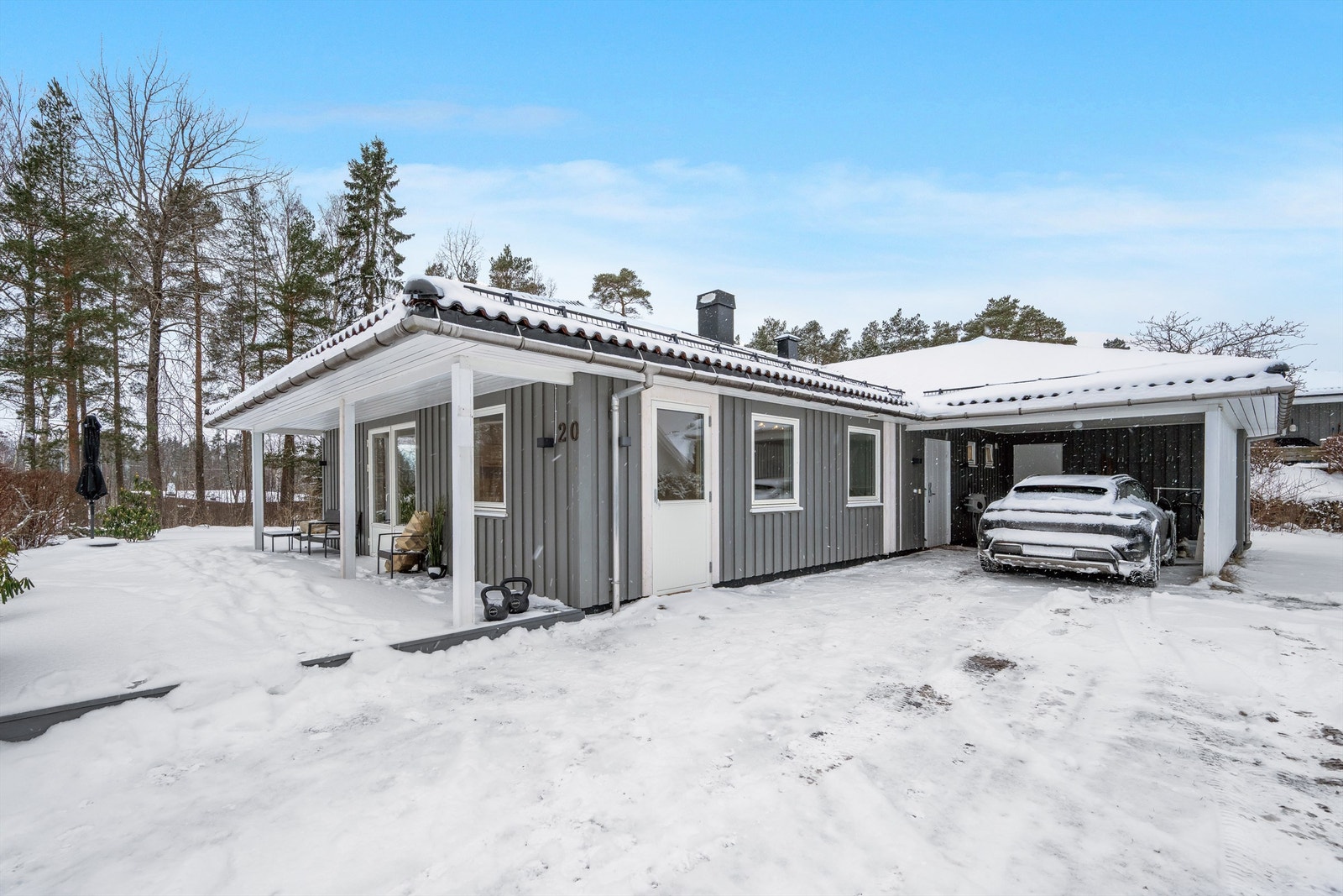 Hollandsk glassert taksten og bred carport med el-billader Galleribilde