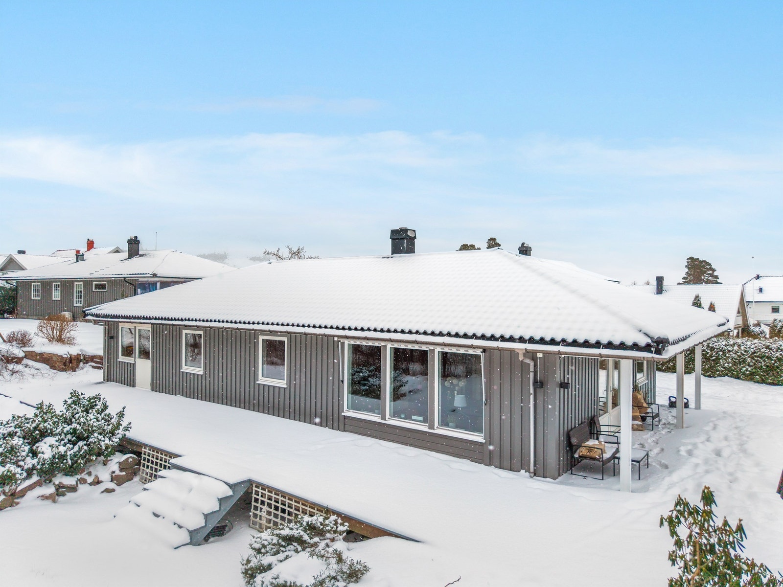 Stor terrasse på 2 sider - mot syd og vest - av den hyggelige eneboligen på et plan Galleribilde