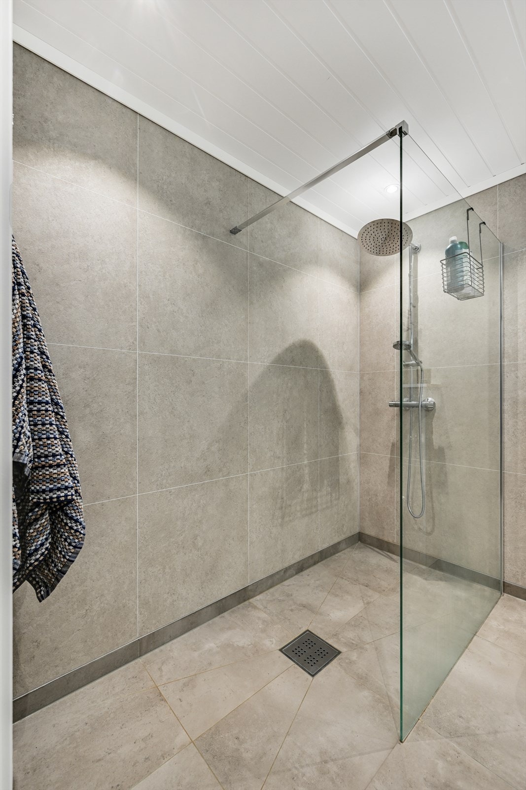 Baderom med 60x60 fliser på gulv Galleribilde