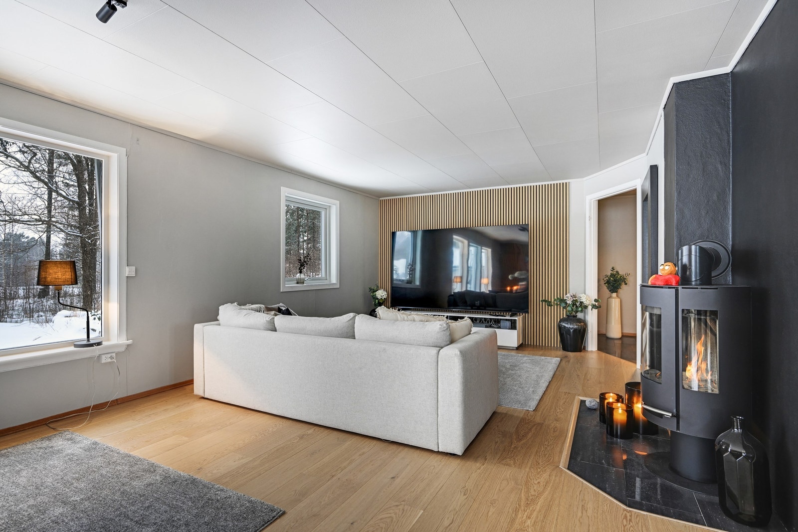 Stue med nyere peis Galleribilde