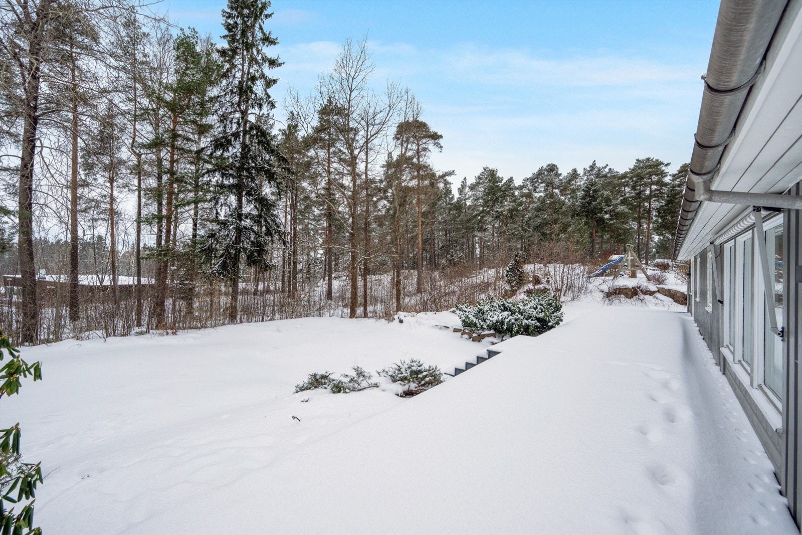 En nydelig og usjenert beliggenhet hvor eiendommen grenser til friareal mot vest Galleribilde