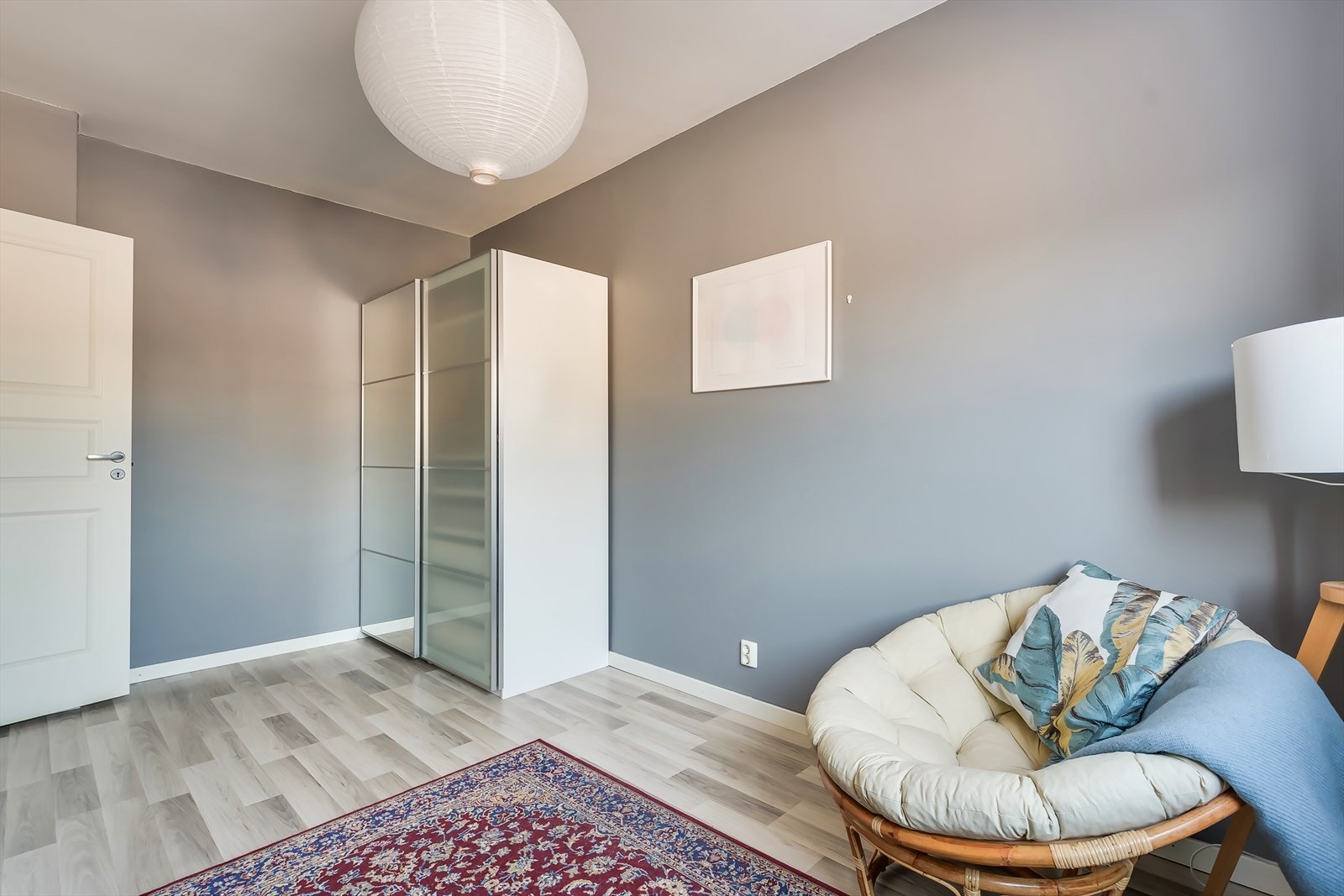 Rommet har flere bruksmuligheter og passer utmerket som gjesteværelse, barnerom eller kontor Galleribilde