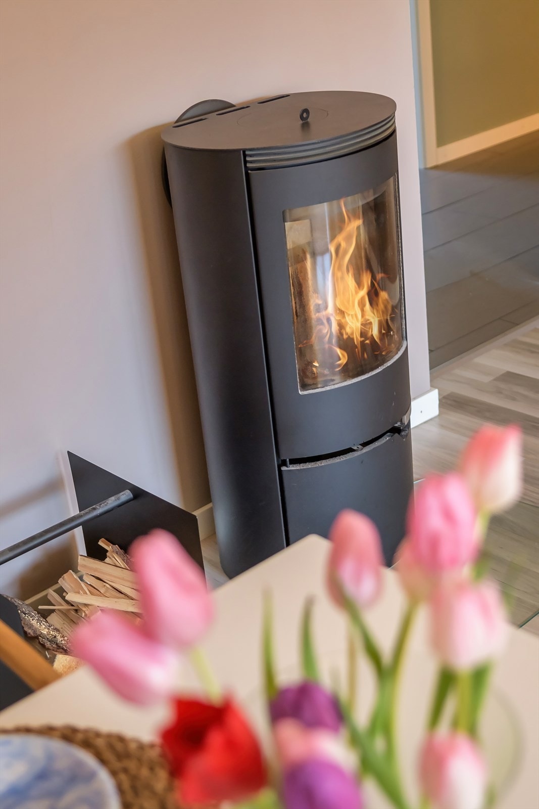 I hjørnet er det plassert en flott vedovn som gir godt med ekstra varme på kalde vinterdager Galleribilde