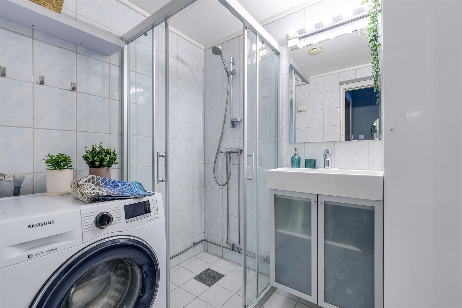 Funksjonelt, flislagt bad fra 1998 med opplegg for vaskemaskin Galleribilde