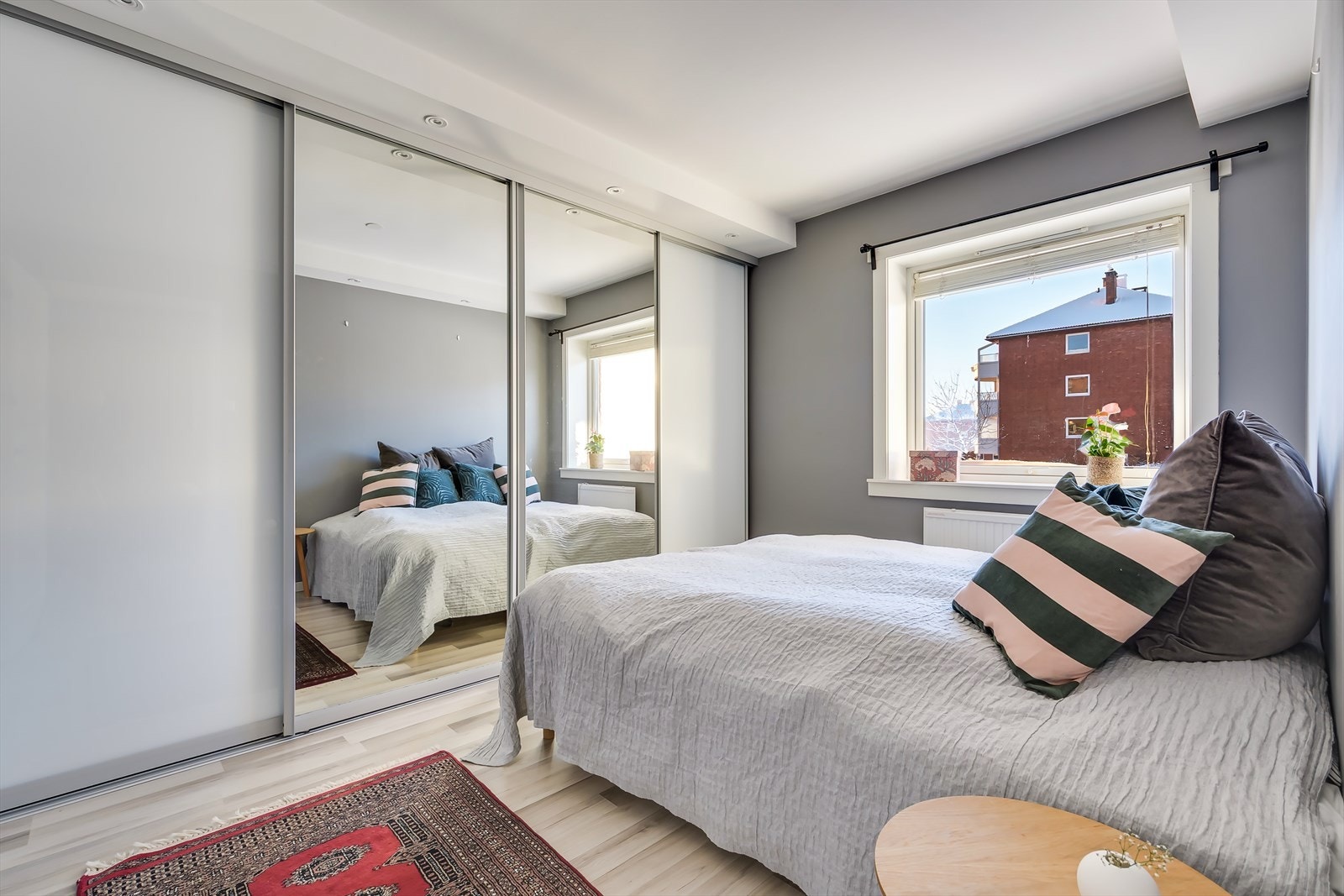 Romslig hovedsoverom med god plass til dobbeltseng, nattbord og tilhørende møbler. Den store skyvedørsgarderoben gir rikelig med skapplass Galleribilde