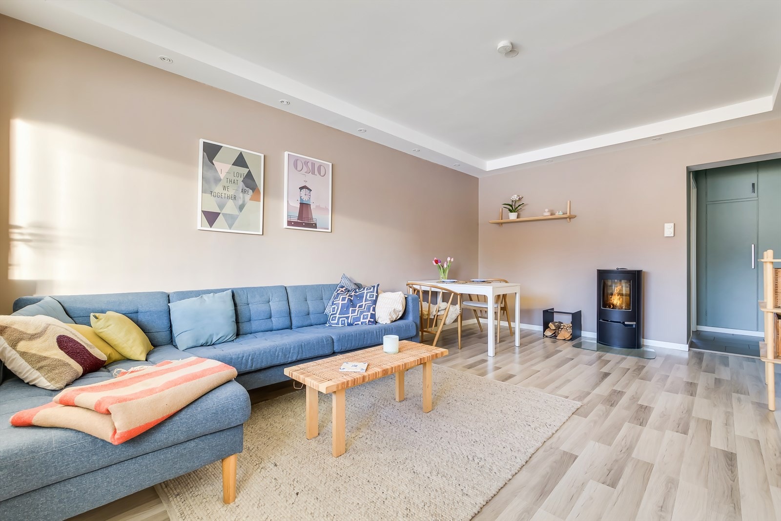 Det er god plass til sofa, spisebord, TV-møbler og annet ønsket møblement Galleribilde