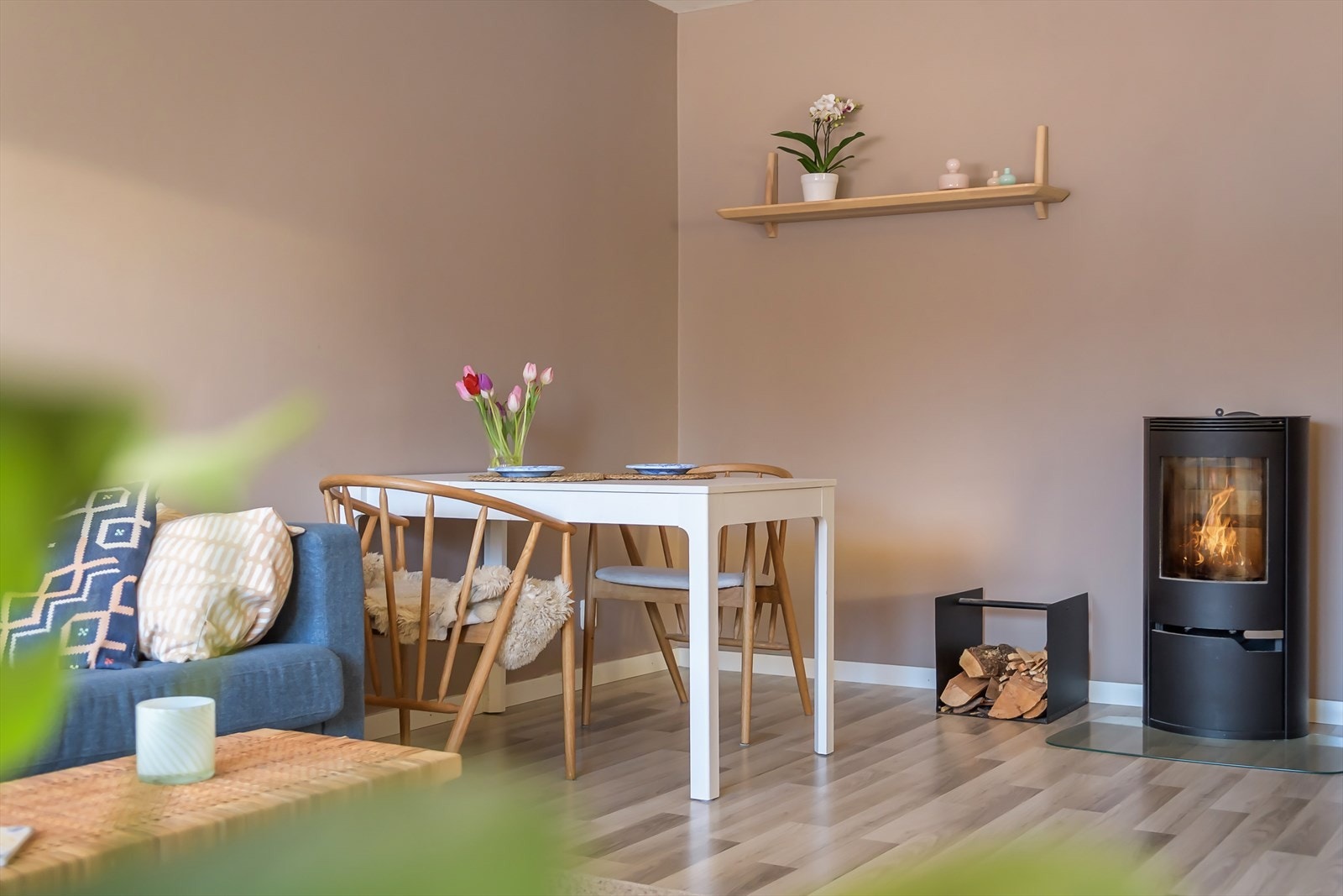 Det er god plass til samles rundt spisebordet for en hyggelig middag Galleribilde