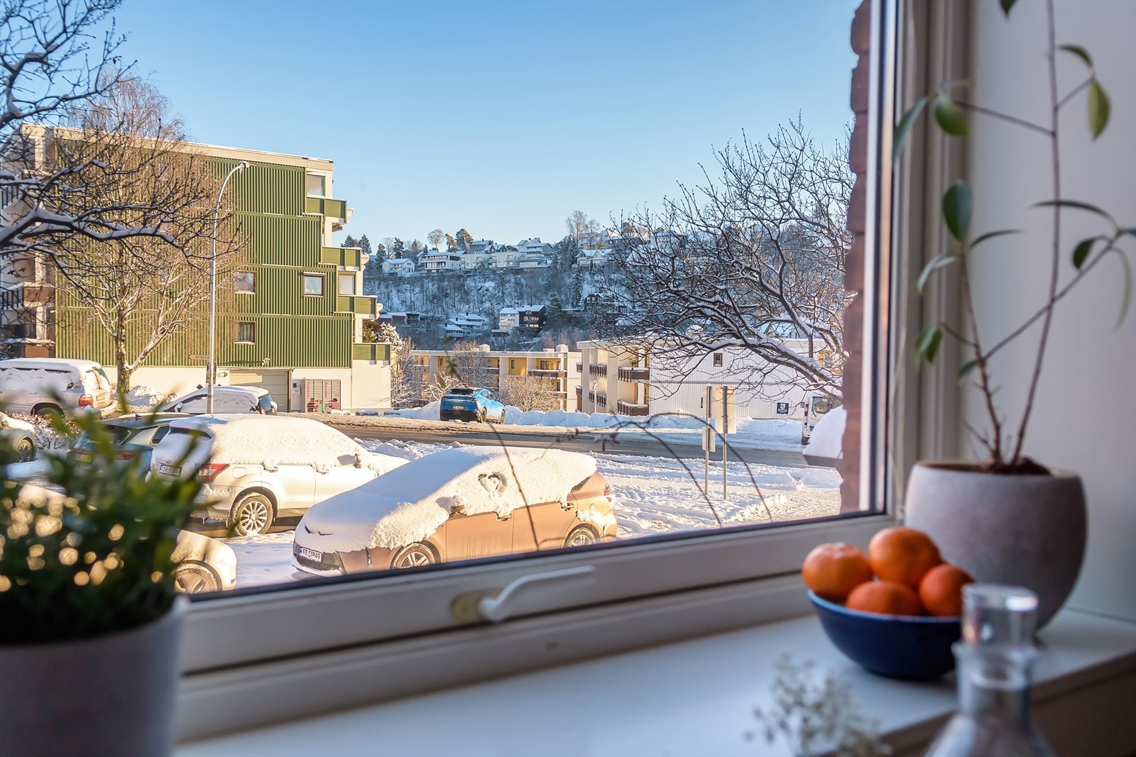 Dype vinduskarmer hvor man enkelt kan plassere pynt og planter Galleribilde