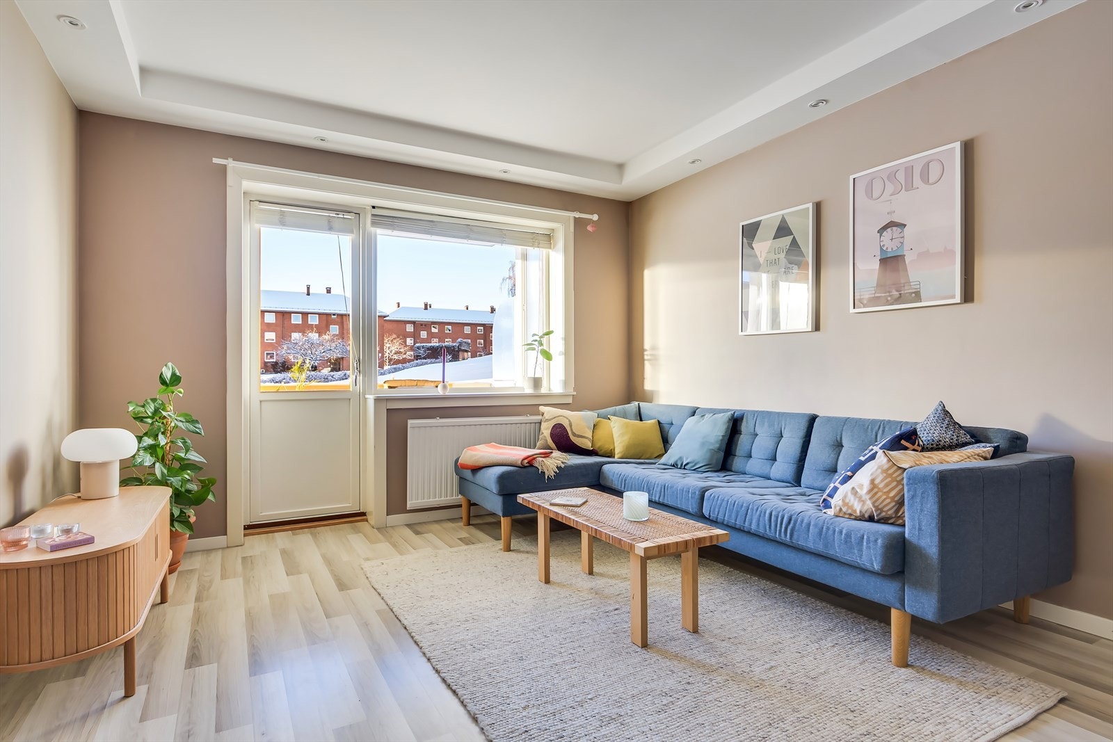 Lys og hyggelig stue med en fin planløsning som gjør det enkelt å innrede etter eget ønske Galleribilde