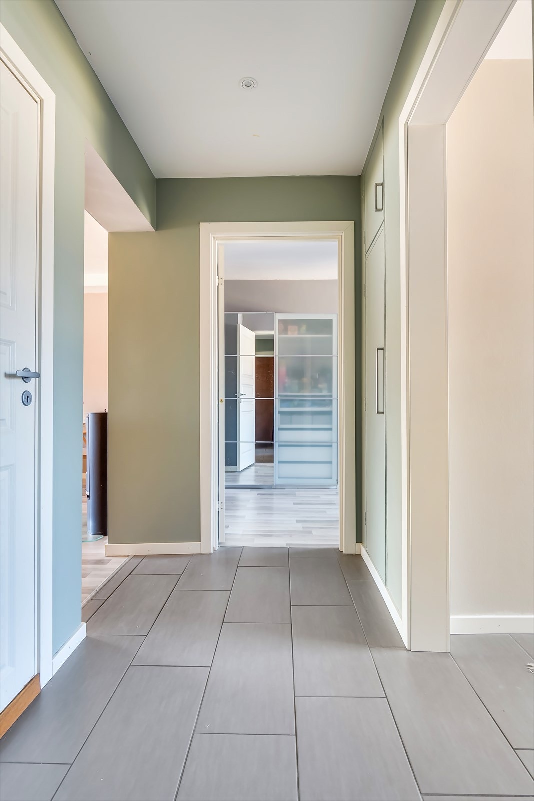 Entréen har praktisk flislagt gulv med varmekabler, samt et flott innebygd skap, noe som gjør det enkelt å holde entréen ryddig Galleribilde