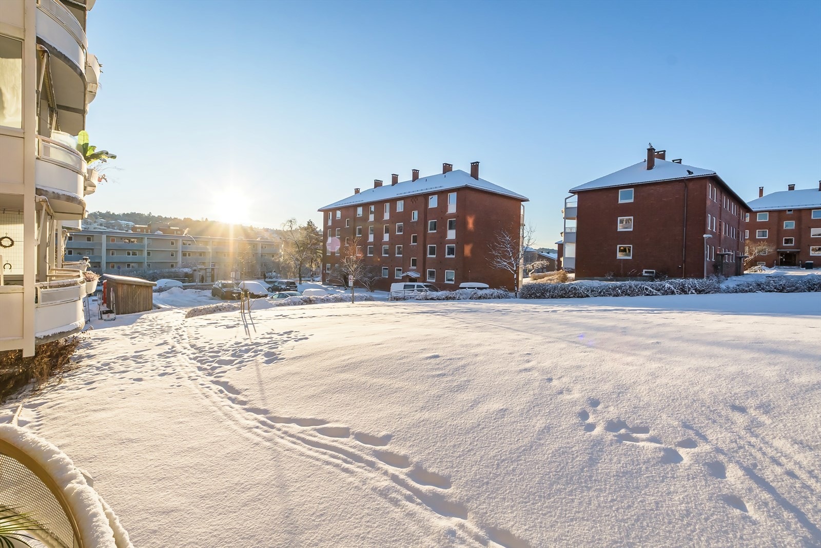 Balkongen vender ut mot hyggelige og rolige fellesområder Galleribilde