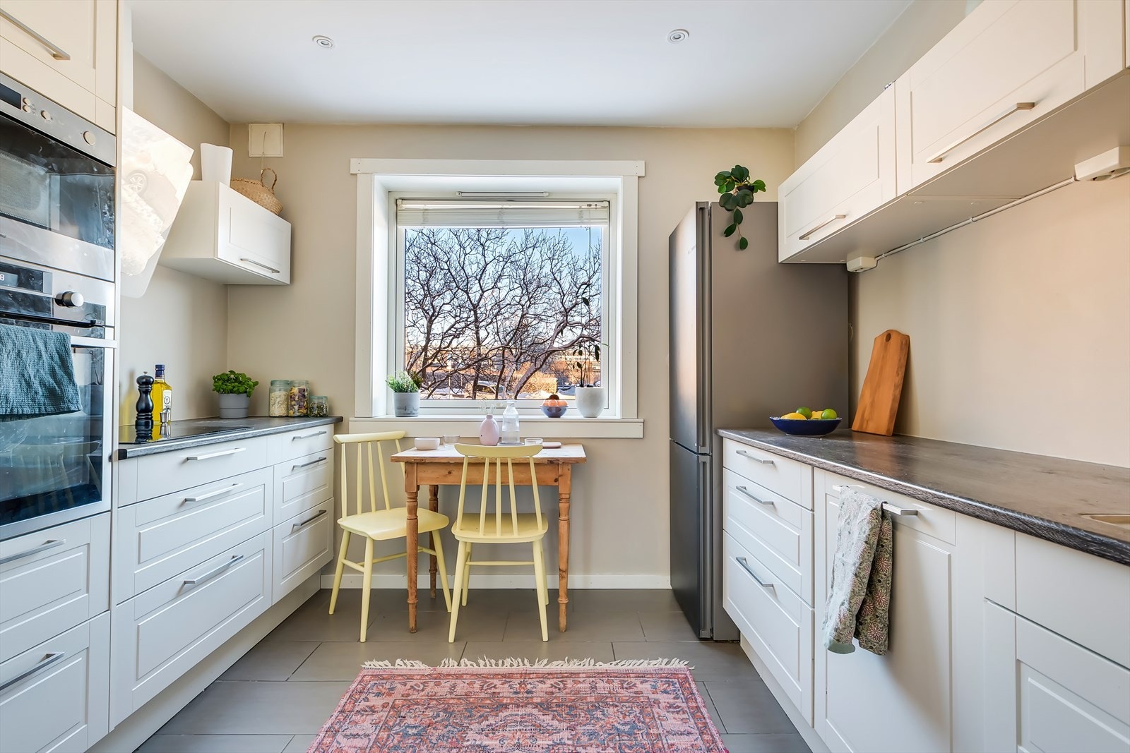 Leiligheten har en gjennomgående og romslig planløsning med separat kjøkken, delikat stue med vedovn, bad, toalettrom og to gode soverom Galleribilde