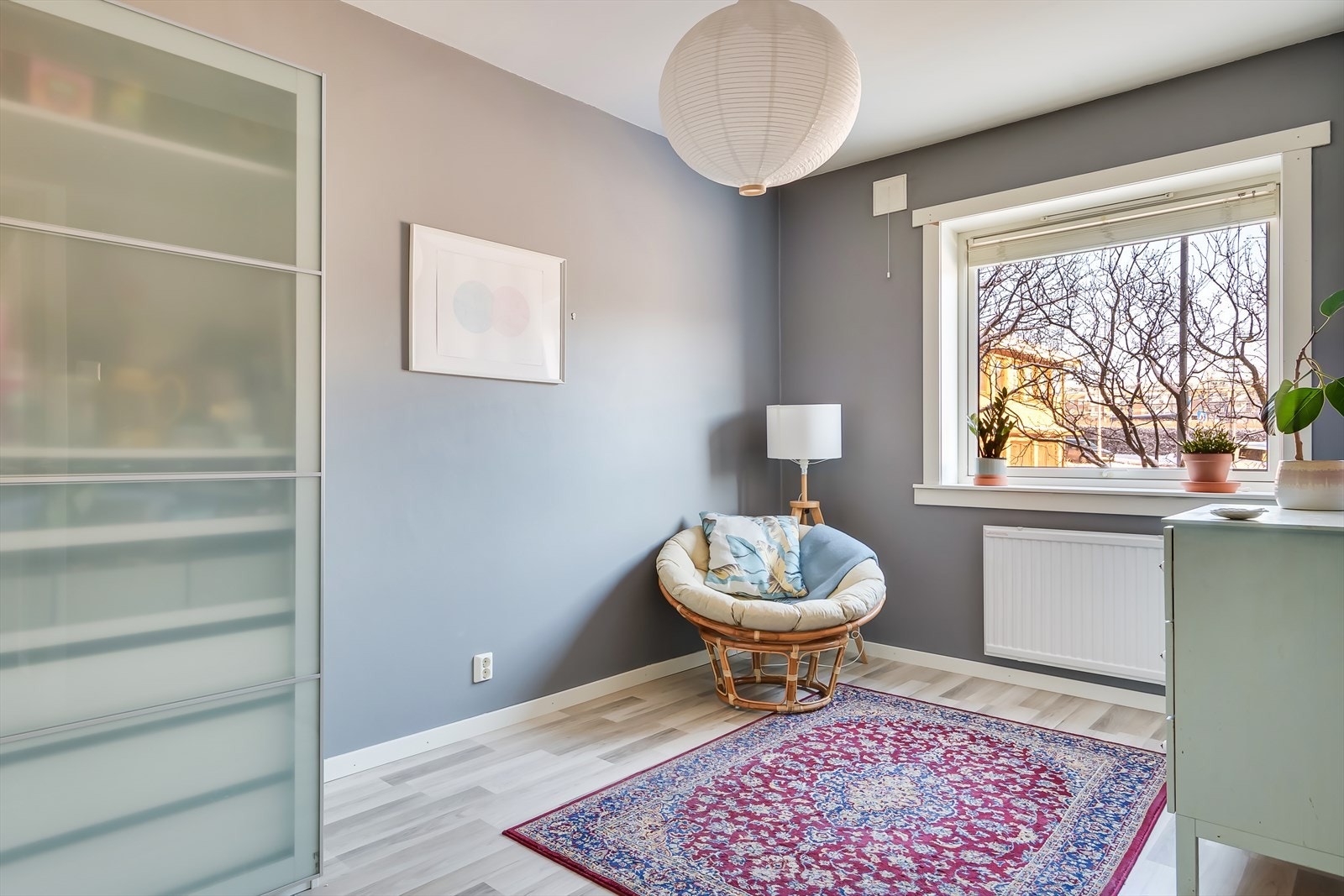 Soverom 2: Lyst og fleksibelt soverom med plass til seng og garderobeskap Galleribilde