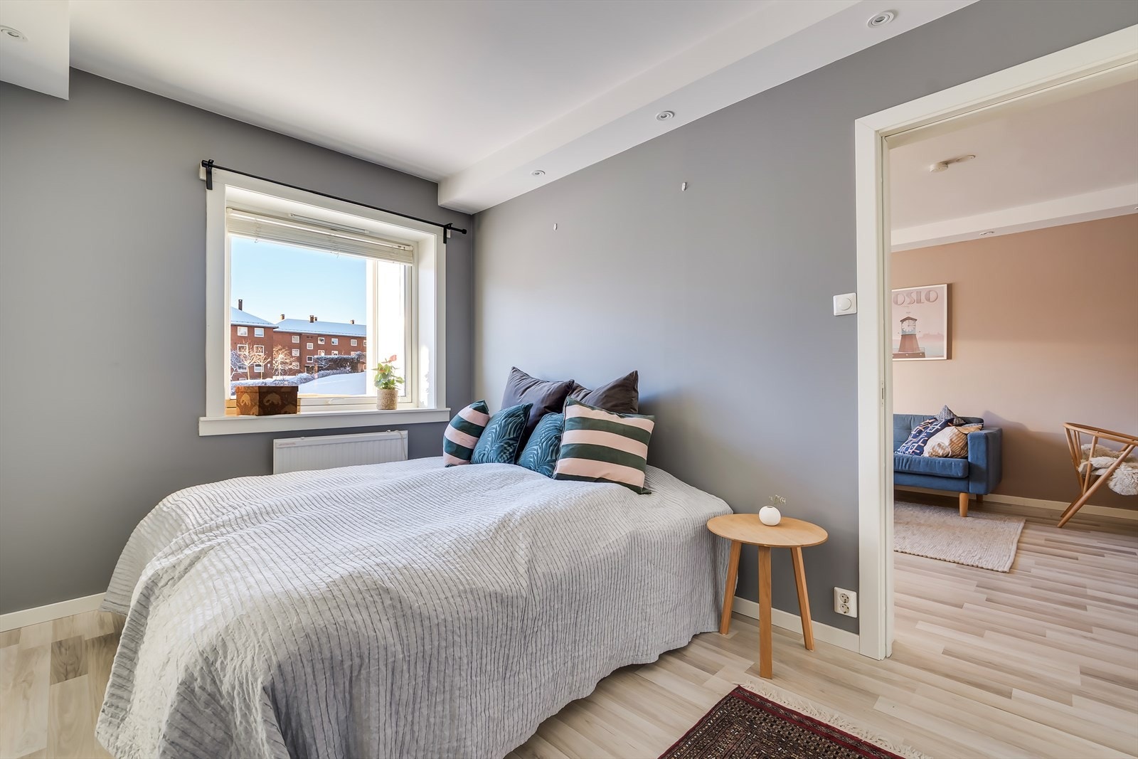 Rommet er malt i en behagelig fargetone, perfekt for en god natts søvn Galleribilde