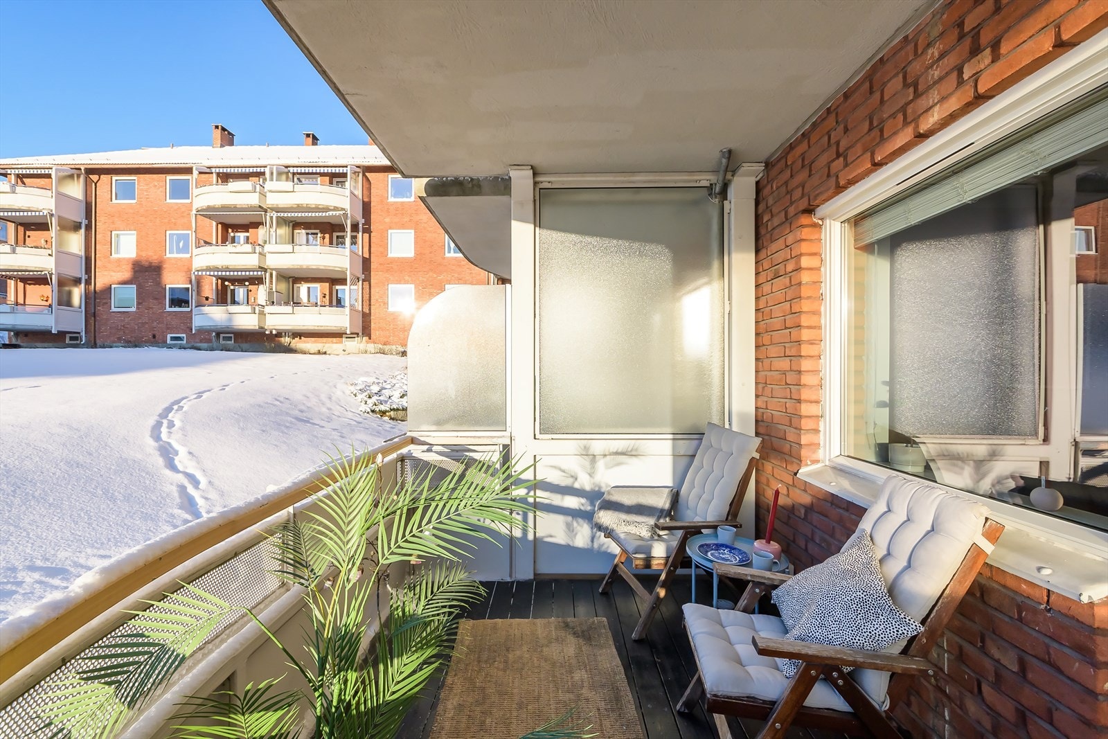 Balkongen byr på plass til ulike utemøbler og planter Galleribilde