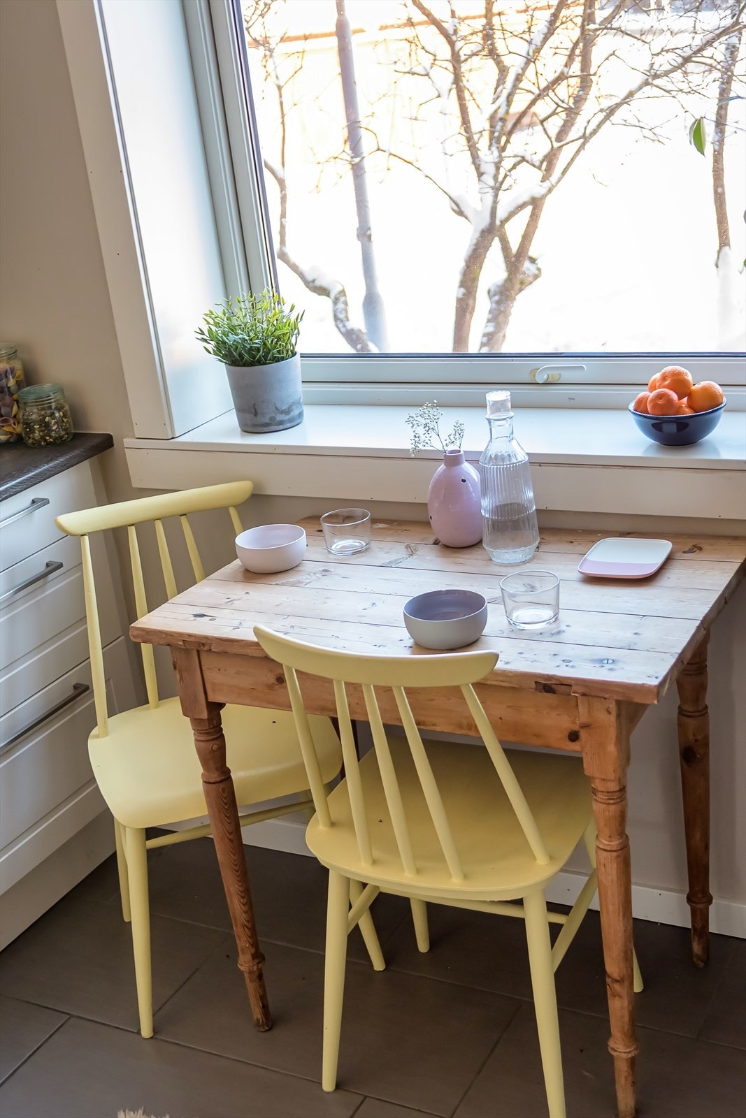 Her ligger alt til rette for rolige morgener med en kopp kaffe ved vinduet, omgitt av behagelig atmosfære og godt lys Galleribilde