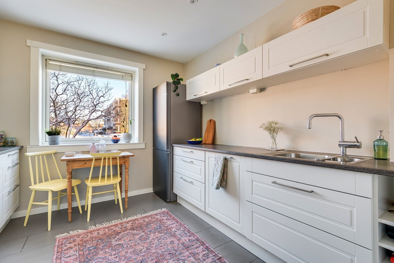 Kjøkkenet har en praktisk utforming hvor plassen er godt utnyttet, med rikelig skap- og benkeplass Galleribilde