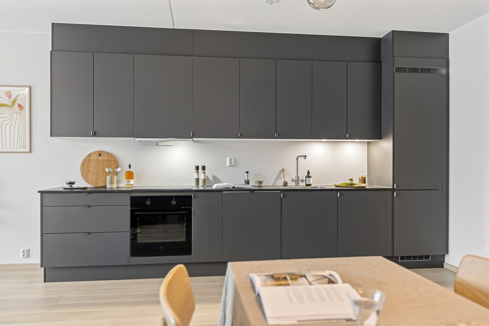 Kjøkkenet består av glatte fronter fra byggeår med benkeplate av laminat. Galleribilde