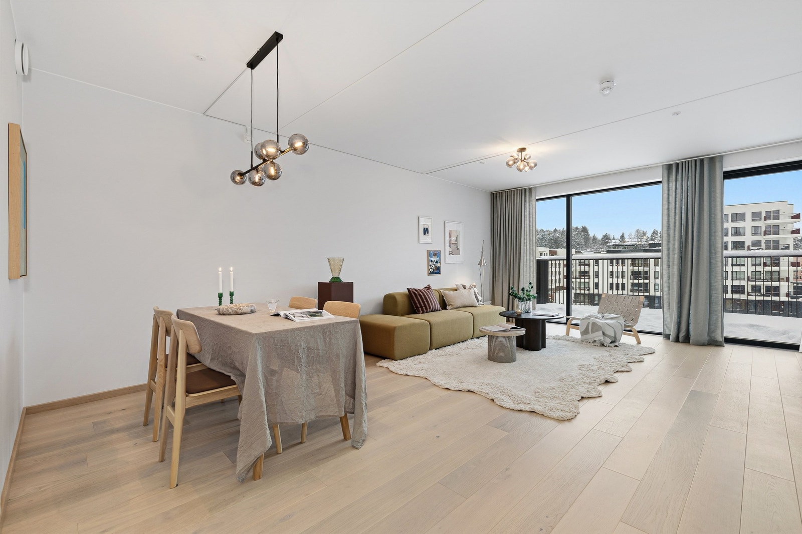 Store vindusflater slipper inn rikelig med naturlig lys. Galleribilde