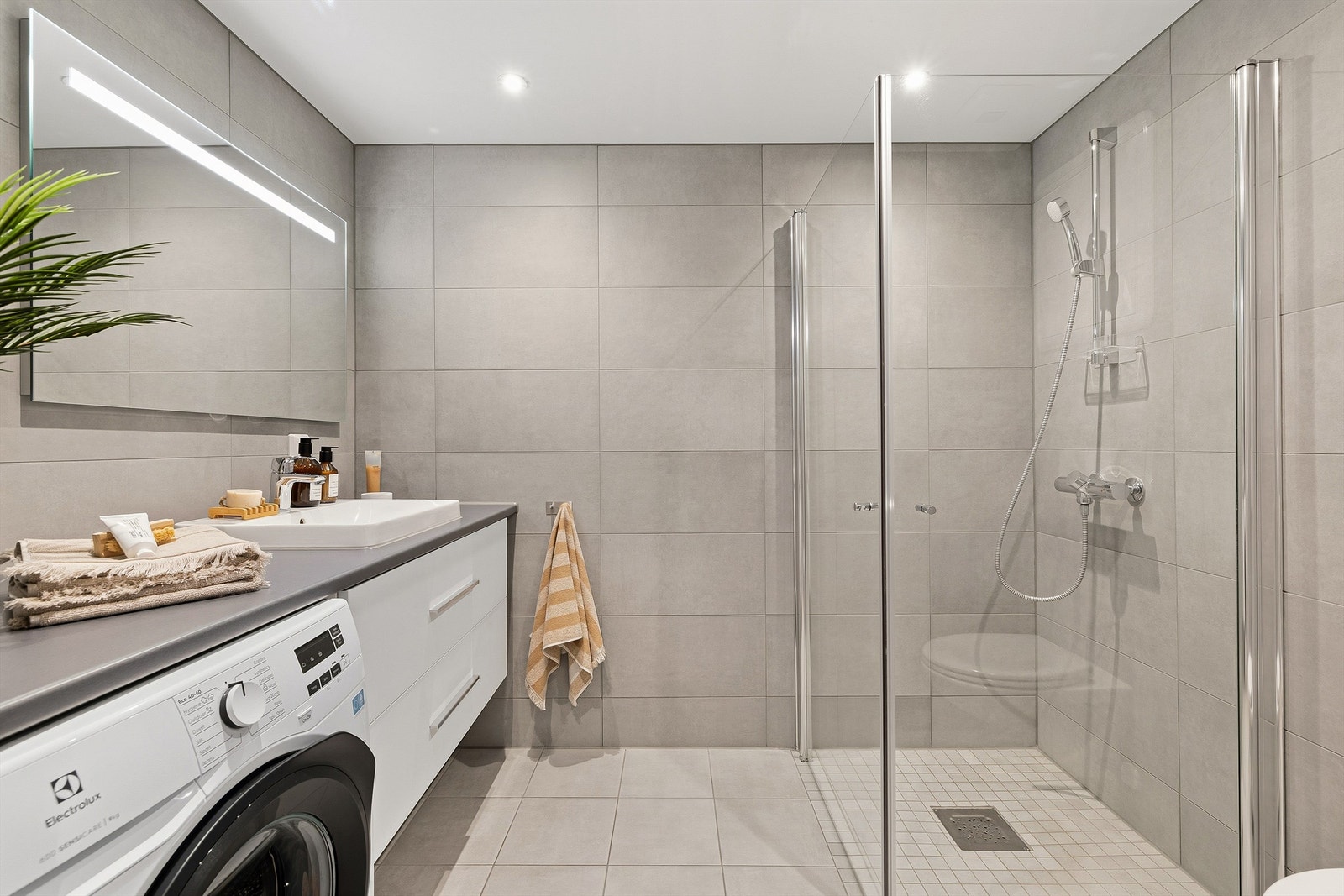 Også bad fra 2023. Badet er flislagt med gulvvarme og nedsenket himling med downlights. Galleribilde