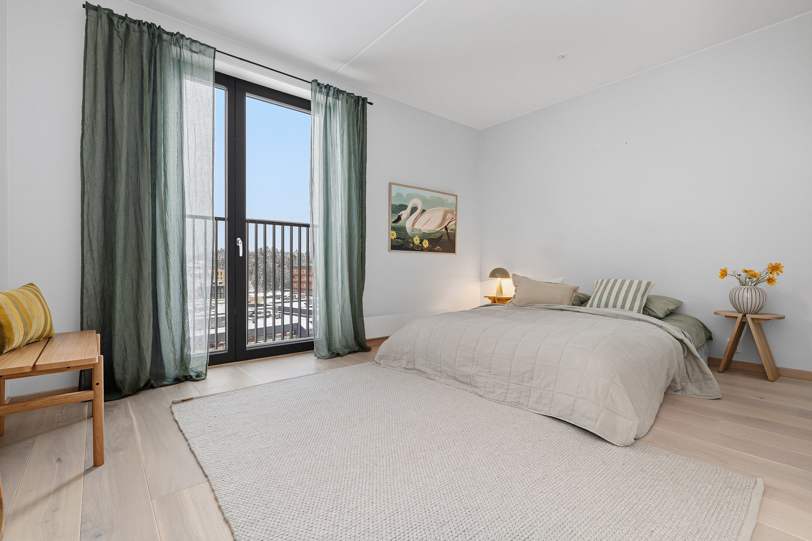 Hovedsoverom med fransk balkong og god plass til dobbeltseng med tilhørende nattbord. Galleribilde