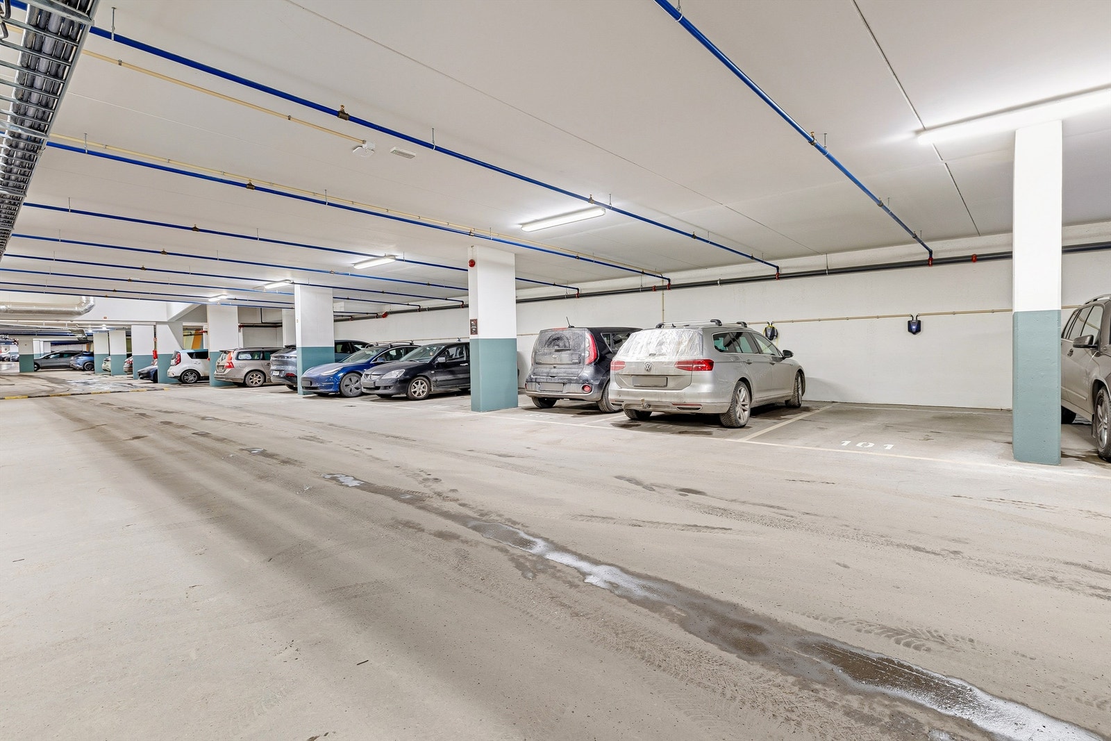 Garasjeplass med elbil-lader i felles garasjekjeller. Galleribilde