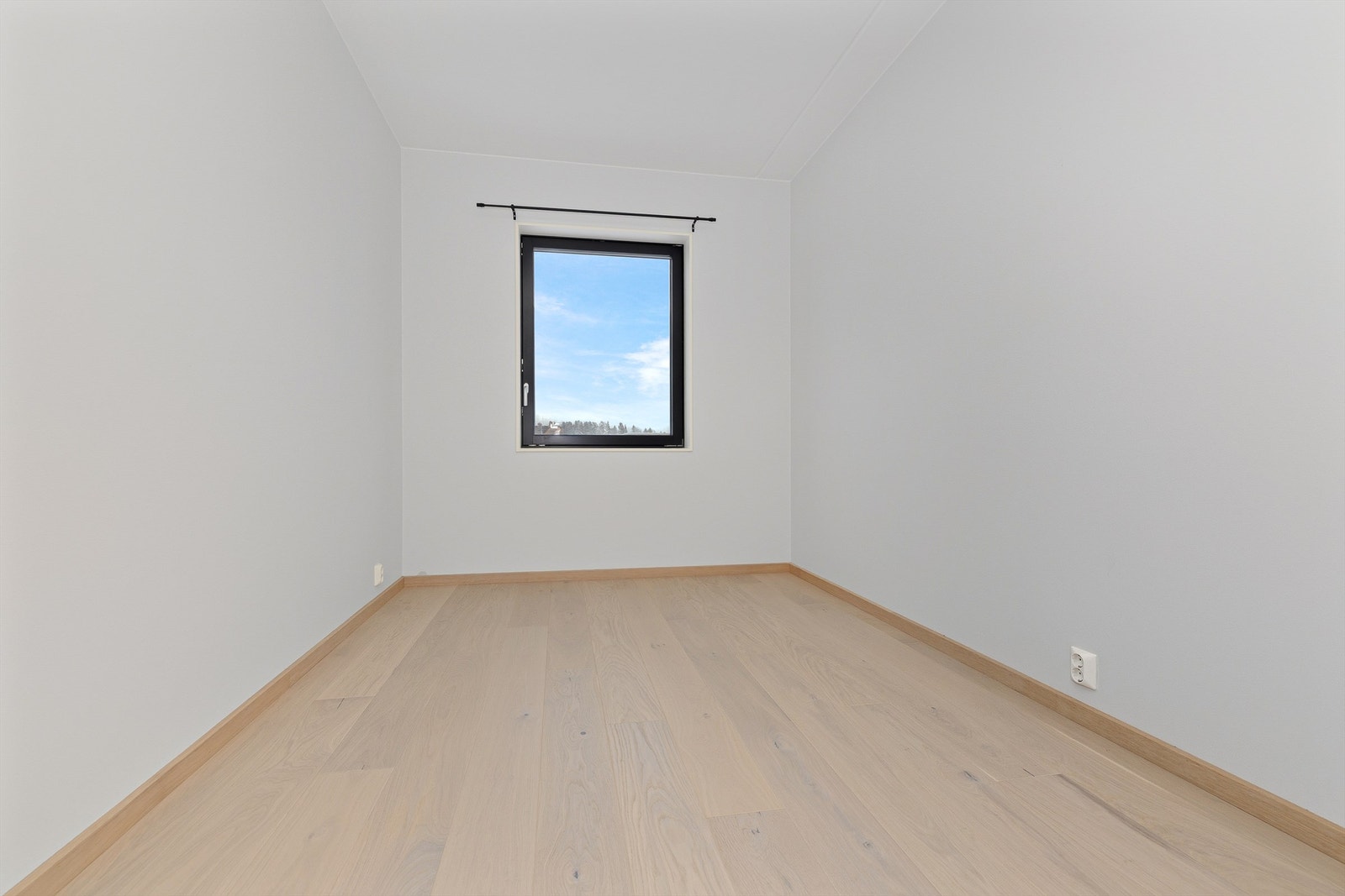 Soverom 2 kan man benytte som gjesterom eller et kontor. Man kan gjerne sette inn en dobbeltseng med tilhørende nattbord, også garderobeskap til klær. Galleribilde