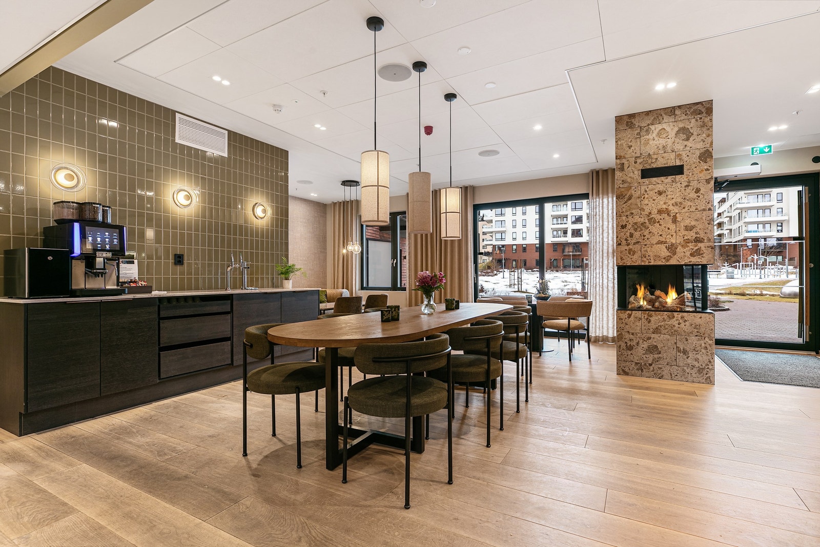 Felles spisestue, Galleribilde