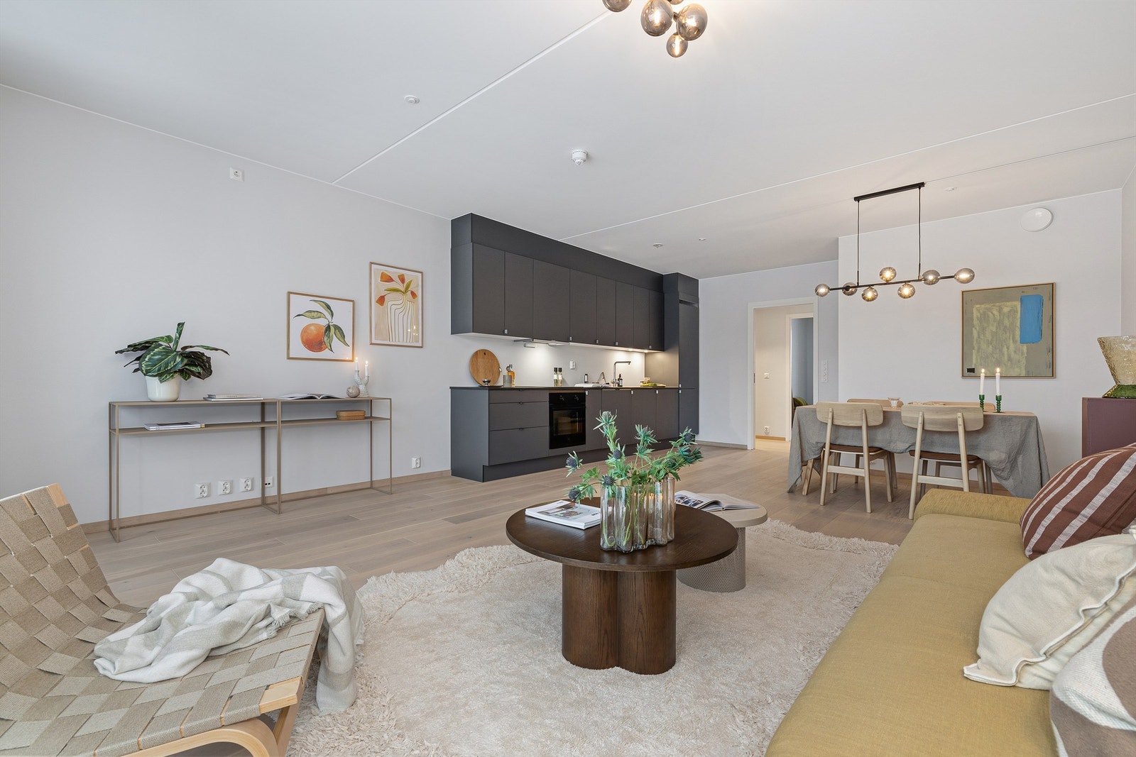 Hele leiligheten er belagt med en stavs eike-parkett, og ellers god gjennomgående standard. Galleribilde