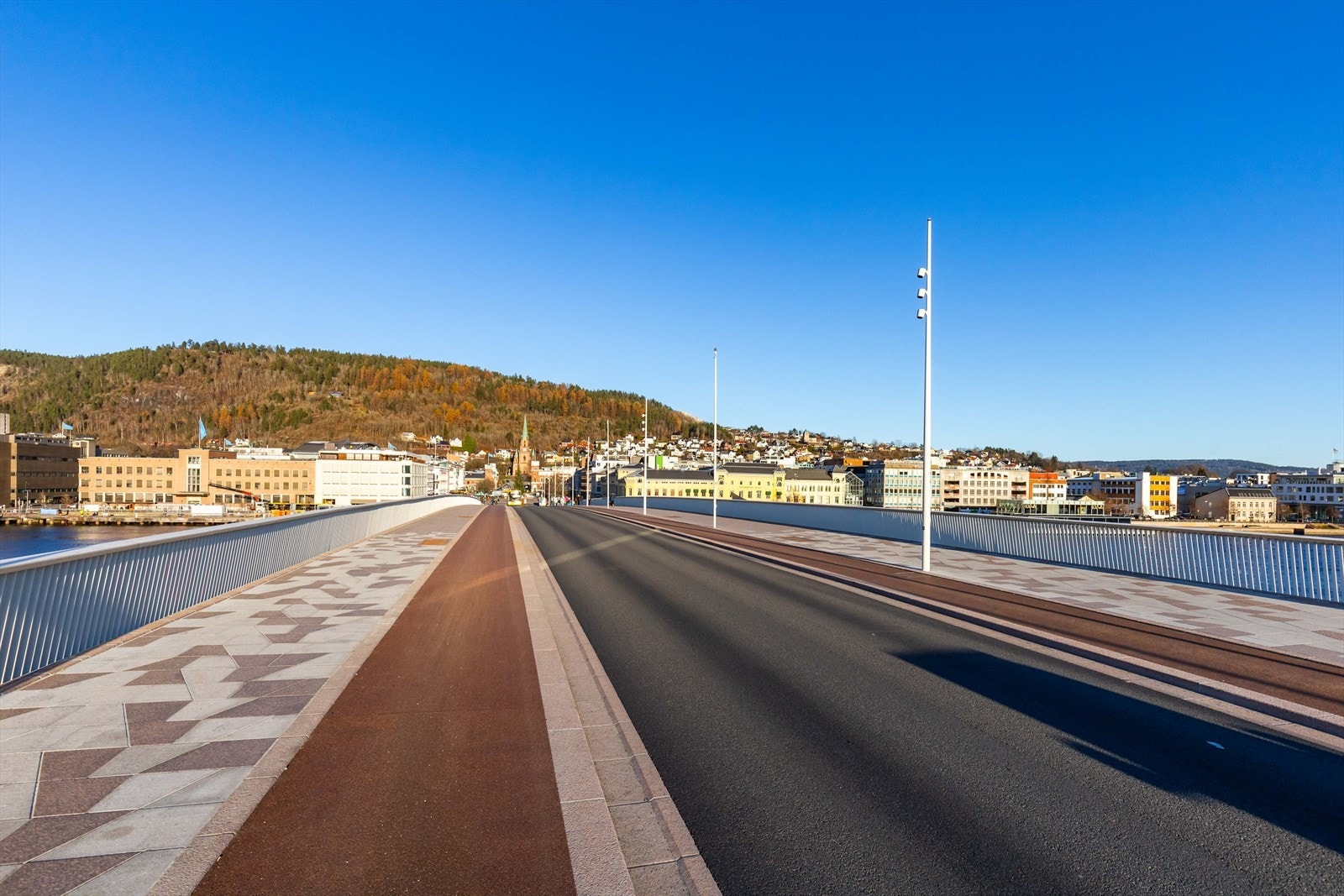 Fra boligen er det kort vei over til Bragernes sentrum via den nye bybrua Galleribilde