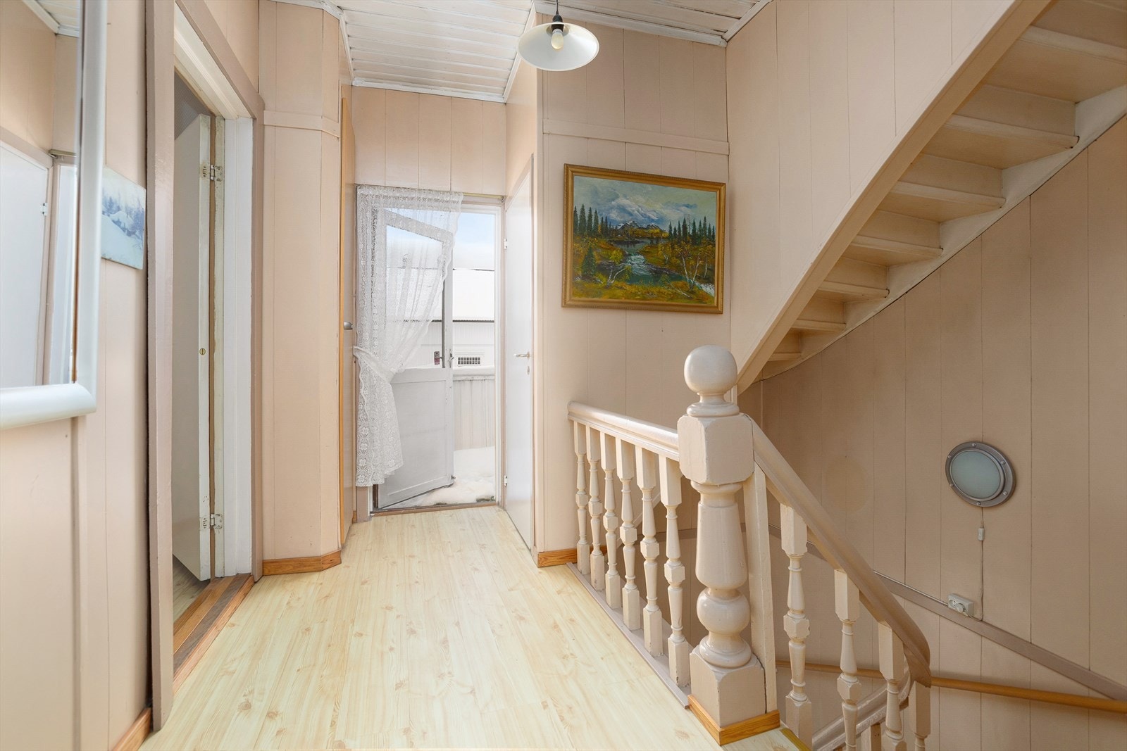 Gang med adkomst til balkong Galleribilde