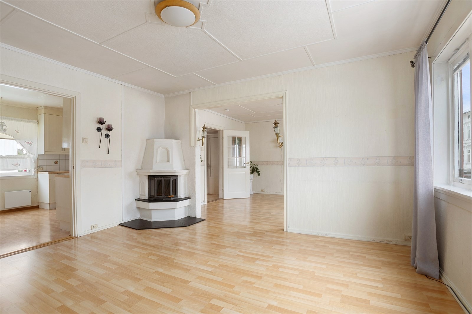 Romslig spisestue i tilknytning til kjøkkenet Galleribilde