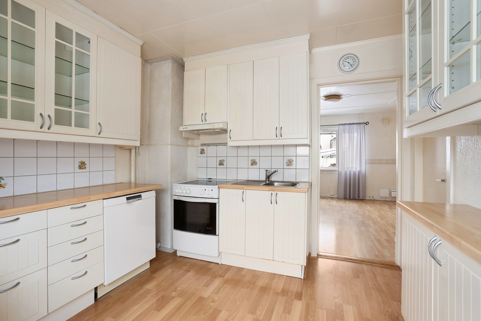 Kjøkkenet er utstyrt med hvitevarer som komfyr, kjøl/fryseskap og oppvaskmaskin Galleribilde