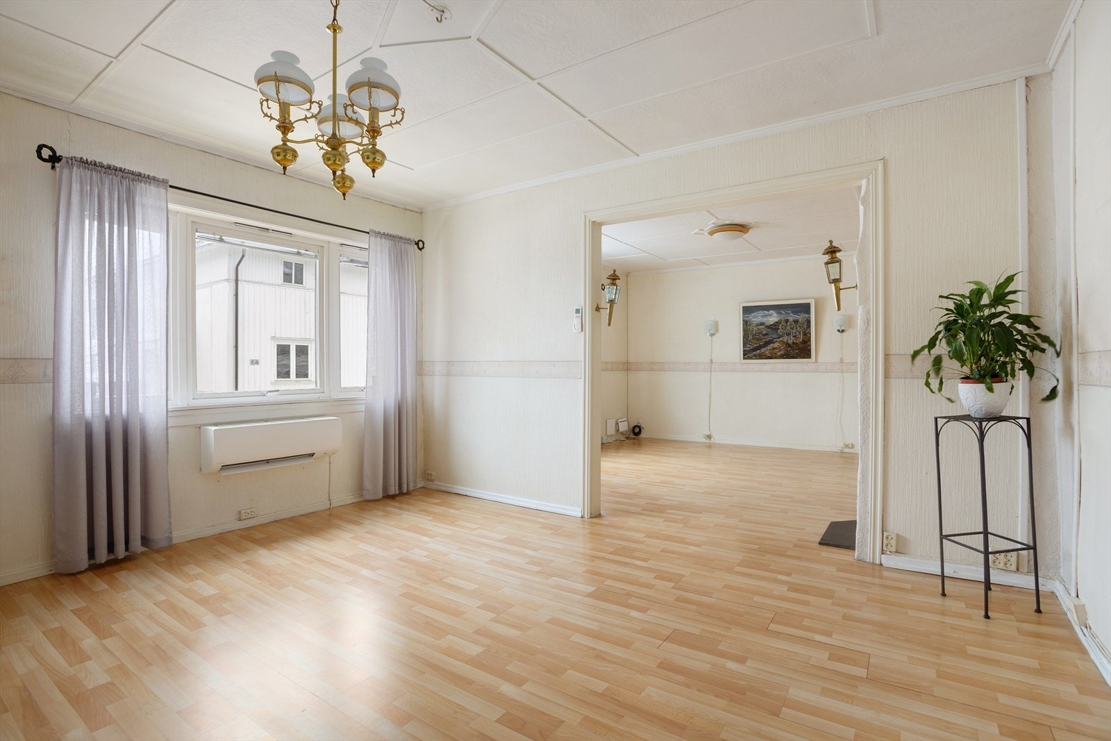 Dette er en hel tomannsbolig med oppussingsbehov og med praktisk planløsning, loft og kjeller Galleribilde