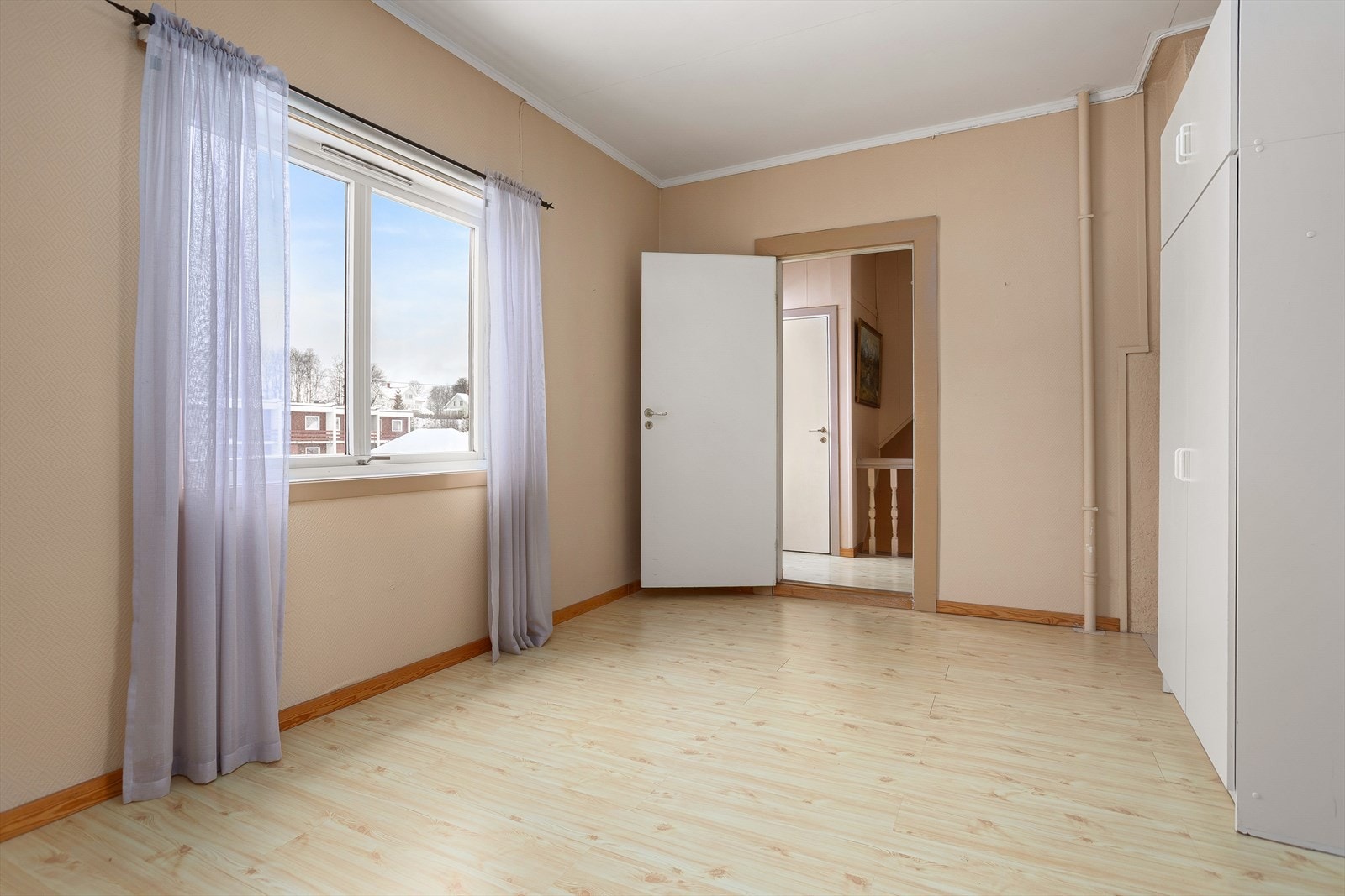 De store vindusflatene bidrar til godt med naturlig lys på soverommene Galleribilde